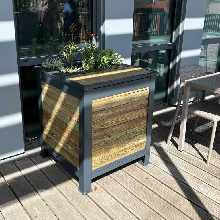 Composteur d'entreprise compact modèle Floribac fermé avec son bac végétalisé, aménageant l'espace détente extérieur des collaborateurs.