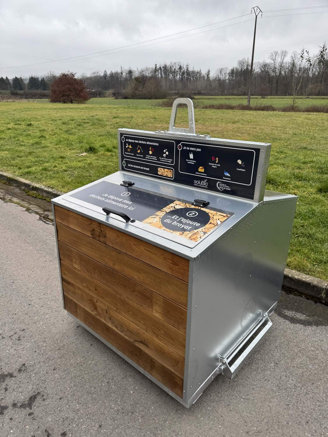 Composteur grutable marron en acier vu de 3/4 face