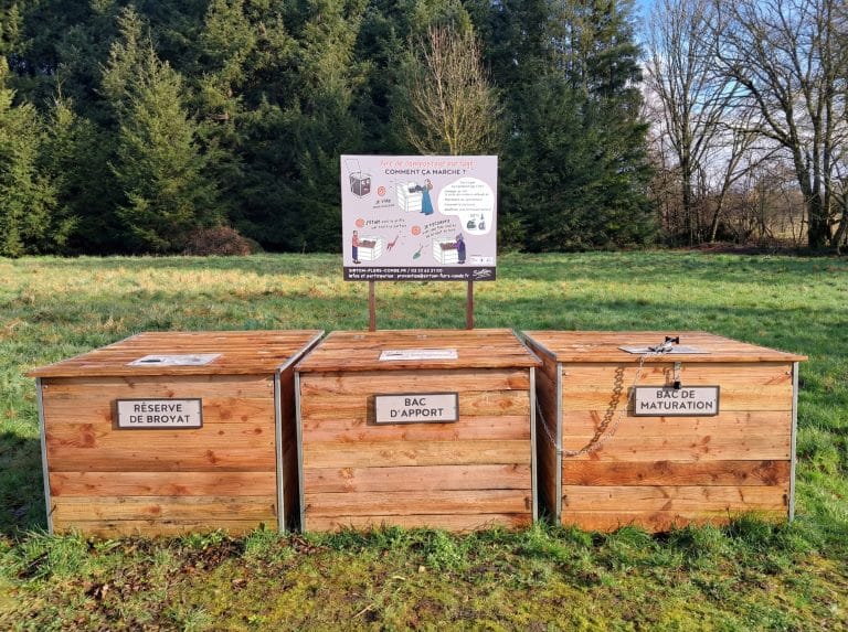 3 composteurs en bois douglas de 1000L dans un espace de verdure