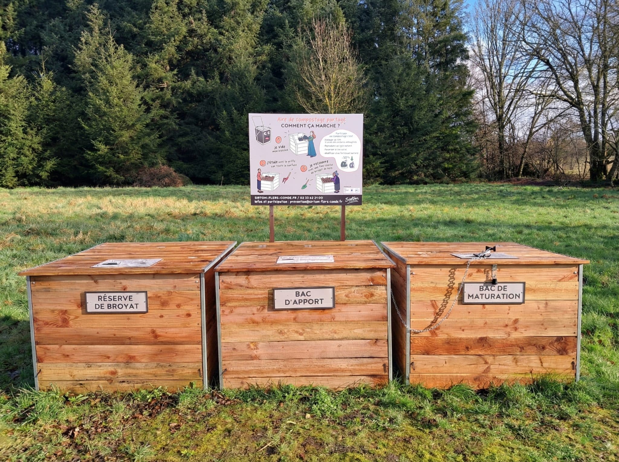 3 composteurs en bois douglas de 1000L dans un espace de verdure